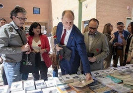 El rector de la UJA visita la Fiesta del Libro junto con autoridades y profesorado.