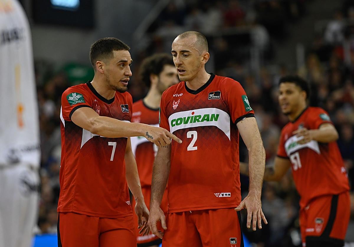 Scott Bamforth le da una indicación a Jonathan Rousselle.