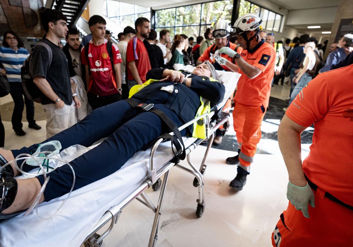Un incendio, un derrame de ácido y varios heridos en la facultad de ciencias de granada | ideal