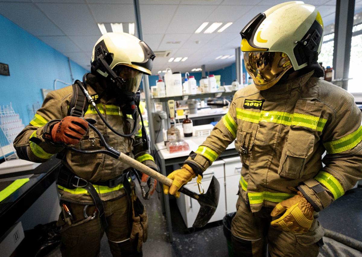 Imagen secundaria 1 - Un incendio, un derrame de ácido y varios heridos en la Facultad de Ciencias de Granada