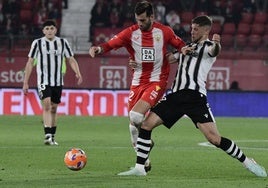 Baptistao zafándose de un jugador del Cartagena.