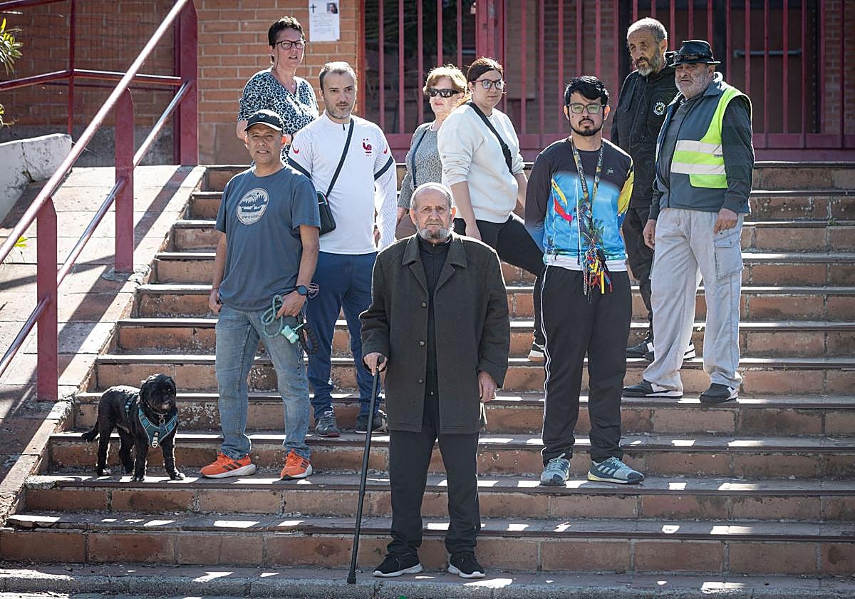 Voluntarios y beneficiados del reparto de alimentos