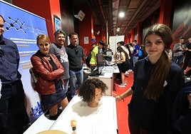 Una alumna en el expositor del centro de FP Iliberis de Atarfe en la feria de la FP.