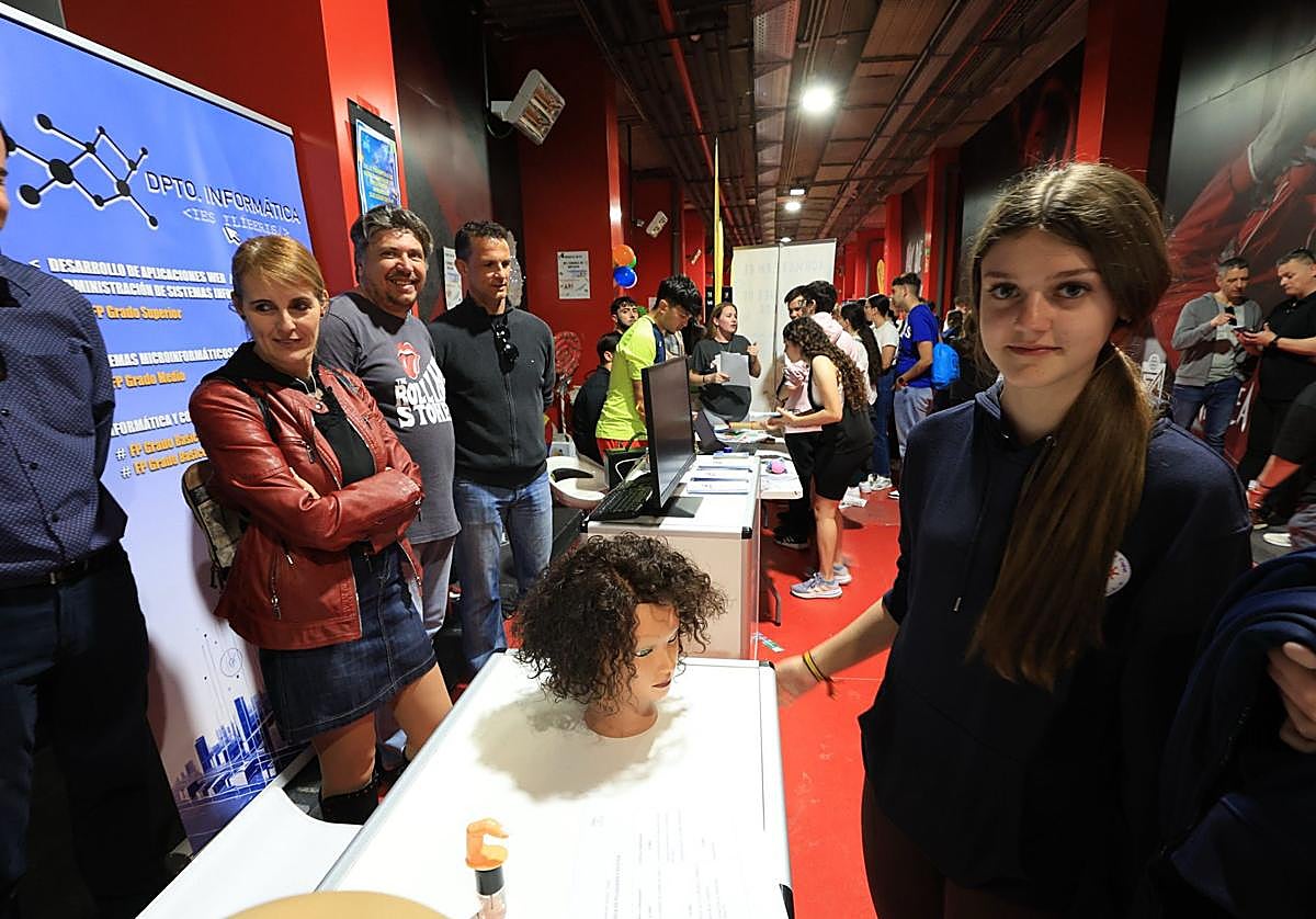 Una alumna en el expositor del centro de FP Iliberis de Atarfe en la feria de la FP.