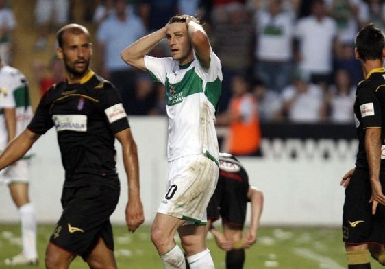 David Generelo se echa las manos a la cabeza en el partido contra el Granada.