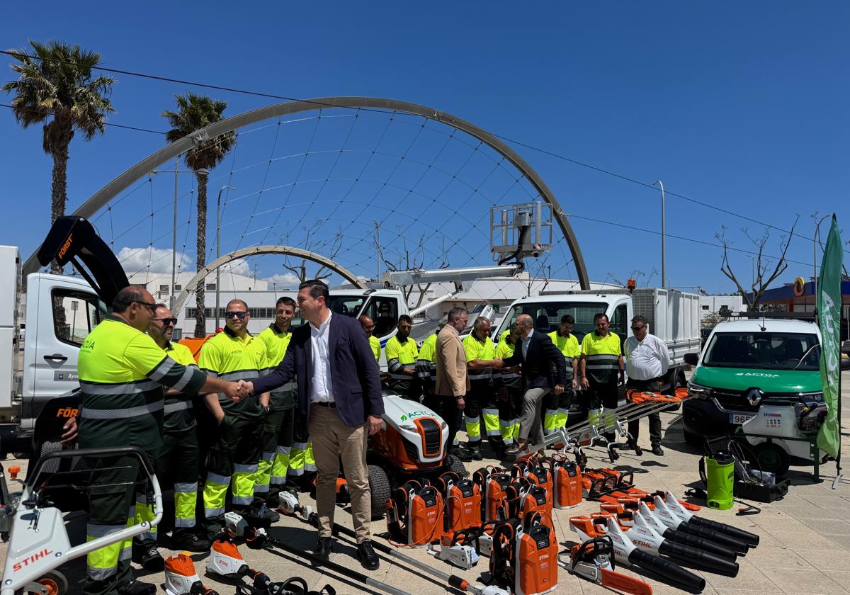 Níjar moderniza la flota de vehículos y herramientas de trabajo para el servicio de limpieza y mantenimiento de zonas verdes | ideal