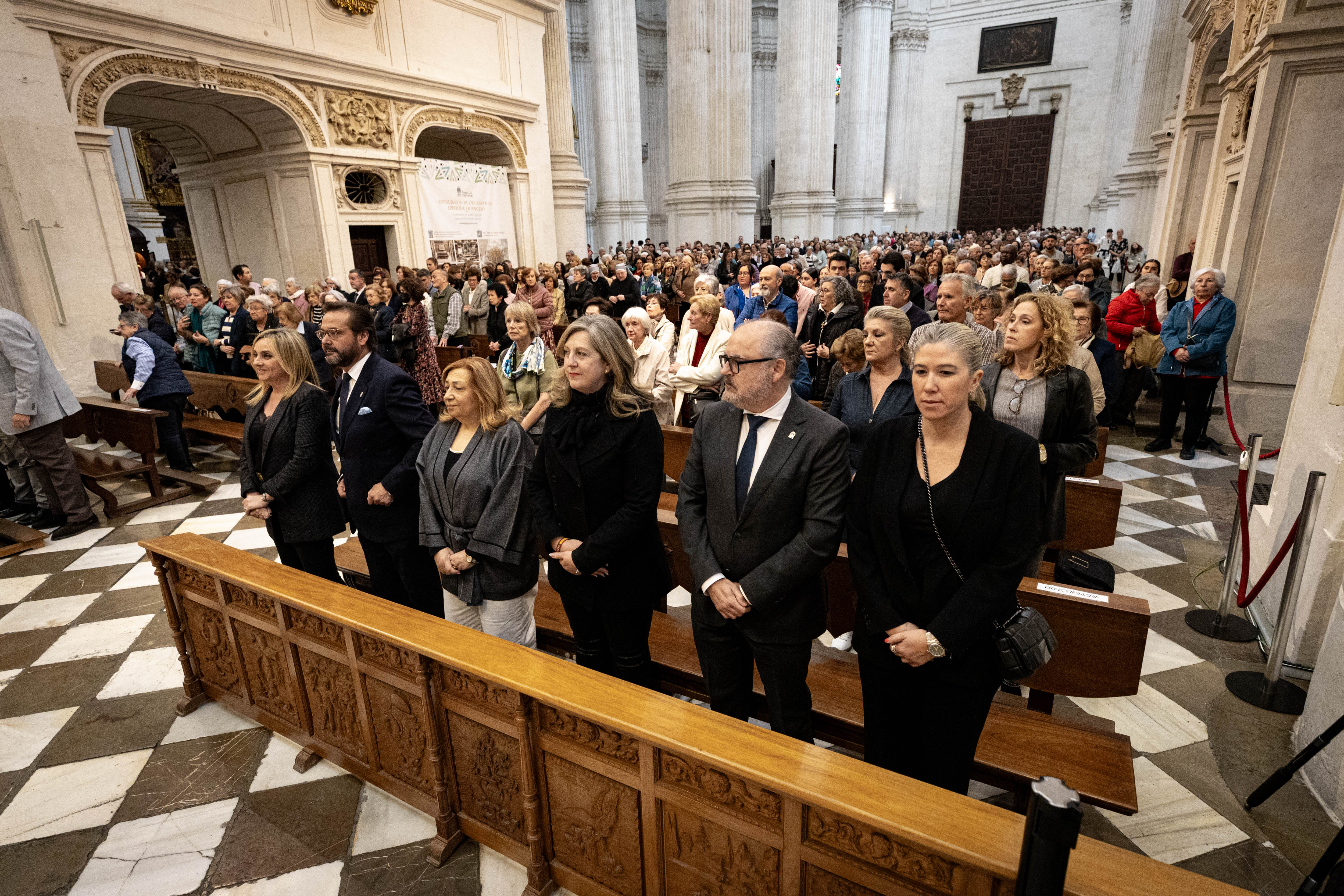 Granada despide con emoción al papa francisco en la catedral | ideal