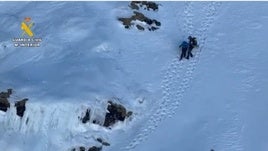 Complejo rescae del GREIM y el helicóptero de la Guardia Civil a tres montañeros en Granada.