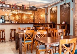 Salón interior del restaurante La Tribuna de Málaga.