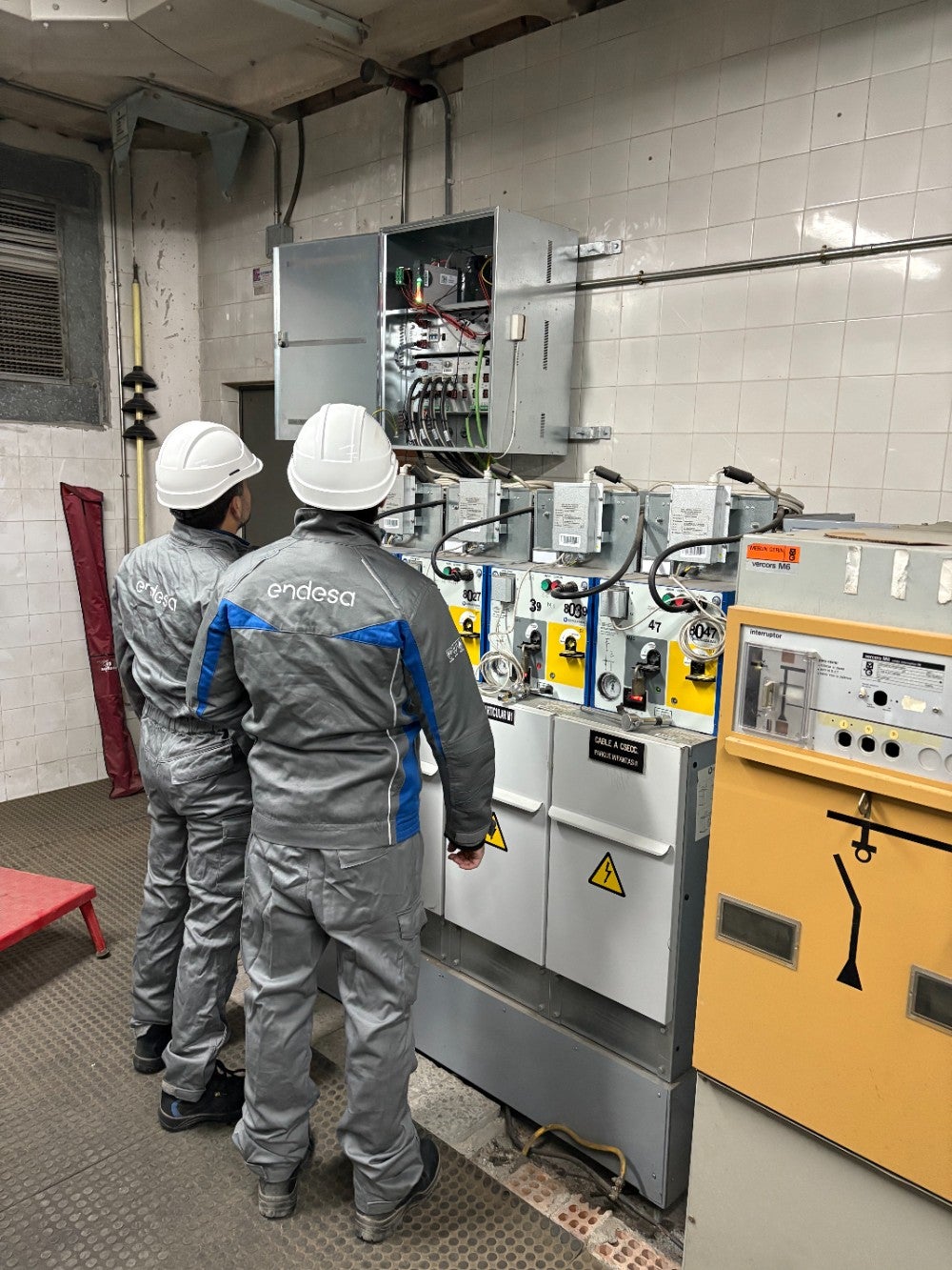 Trabajos en una subestación de Endesa.