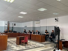 Interior de la sala en la Audiencia Provincial con el acusado, Y. J., junto a un agente de Policía Nacional.