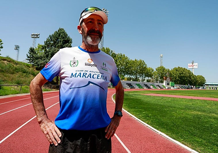 Enrique Carmona posa para IDEAL en la pista de Maracena.