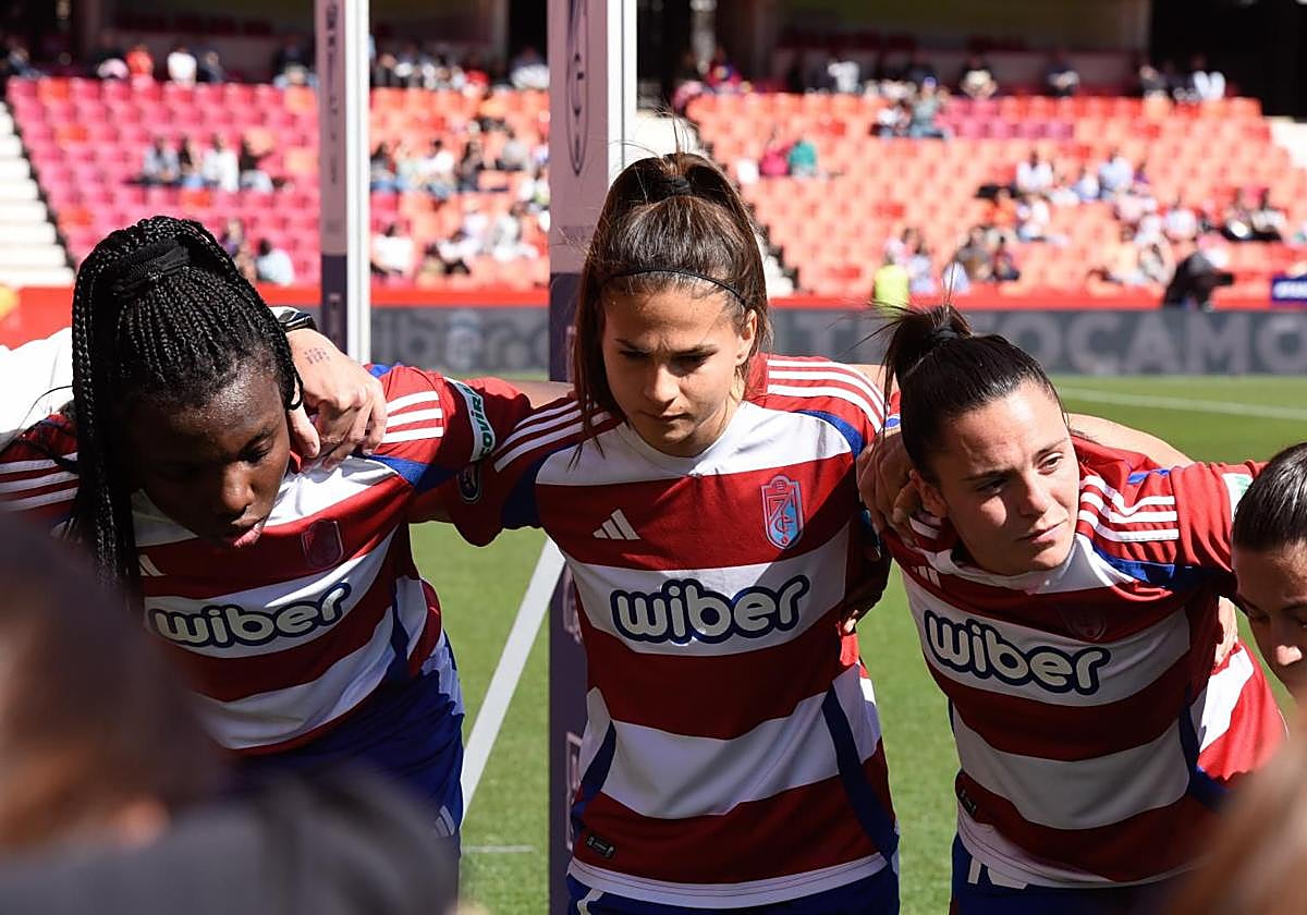 Las futbolistas del Granada, en corro antes de su último partido en Los Cármenes.