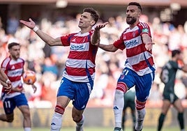 Boyé celebra su gol junto a Abde Rebach