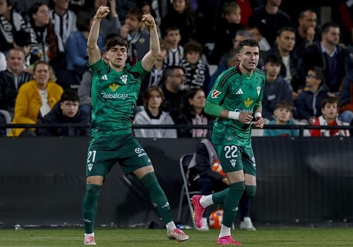 Pablo Sáenz aprieta los puños tras un gol del Albacete