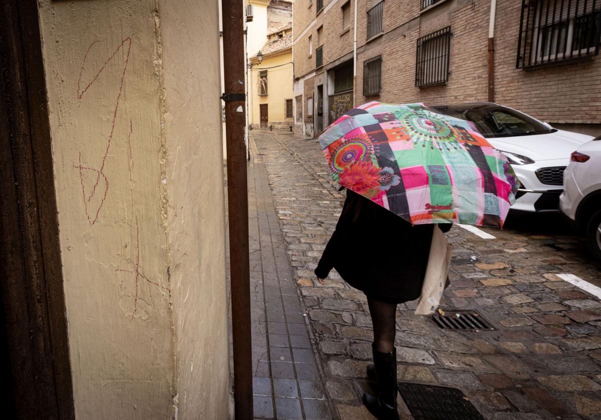 Así se okupa una vivienda: tres meses de vigilancia y hasta 10.000 euros por un chalet