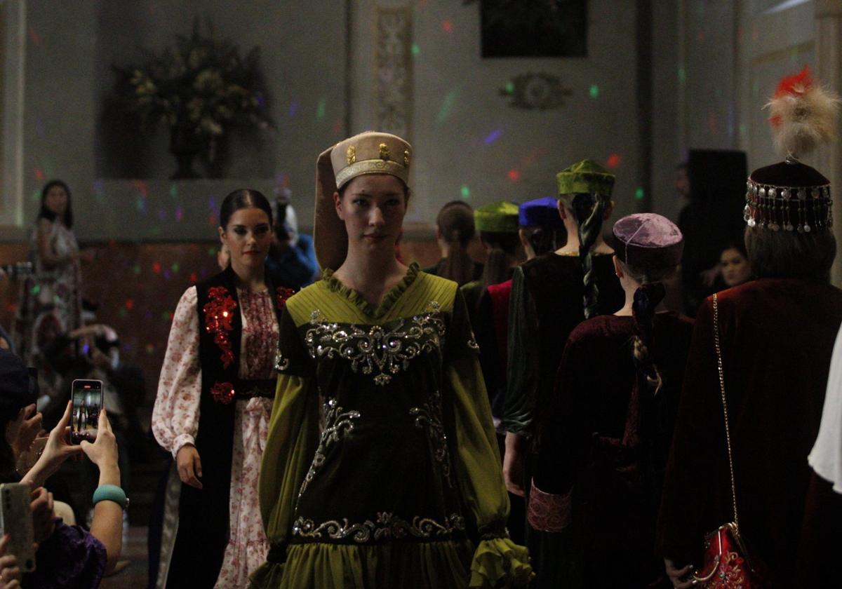 Granada, Kazajistán y Japón, unidos por la moda en un desfile único