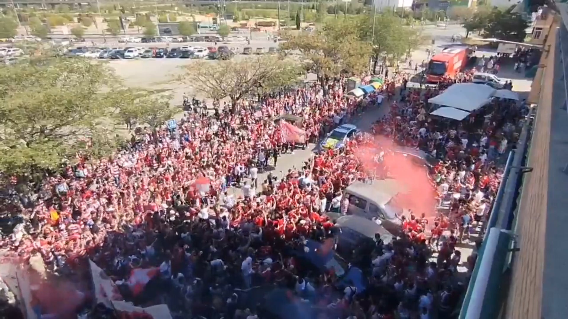 El espectacular recibimiento al Granada CF en Los Cármenes