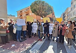 Protesta del ampa y formaciones como el PSOE en la Delegación de Educación, el pasado 27 de marzo.