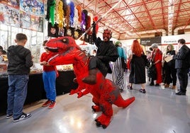 Javier se disfraza de Darth Maul del universo Star Wars, aunque lo tunea para divertirse.
