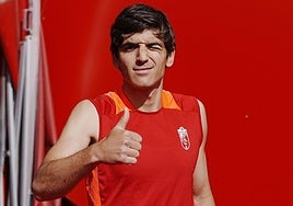 Gonzalo Villar saluda antes del último entrenamiento del equipo.