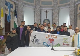 El sacerdote almeriense, a la derecha, conmiembros del Hogar de Cristo.