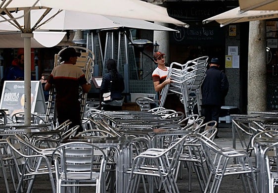 Entra a tomar algo a un bar y le roba el móvil de 1.800 euros a la camarera.