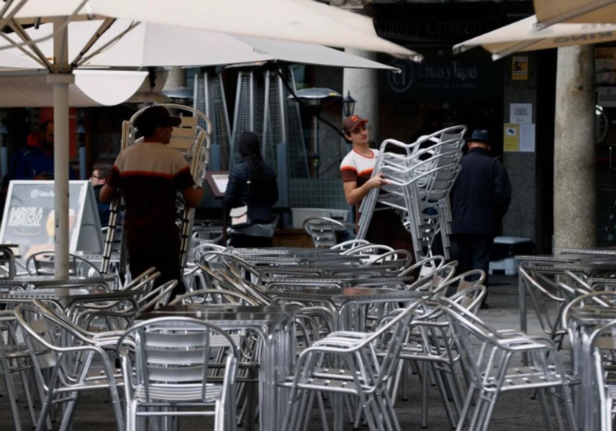 Entra a tomar algo a un bar y le roba el móvil de 1. 800 euros a la camarera | ideal