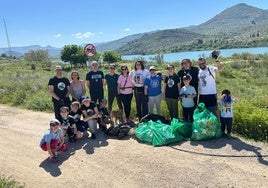 Grupo participante en la limpieza del Víboras.