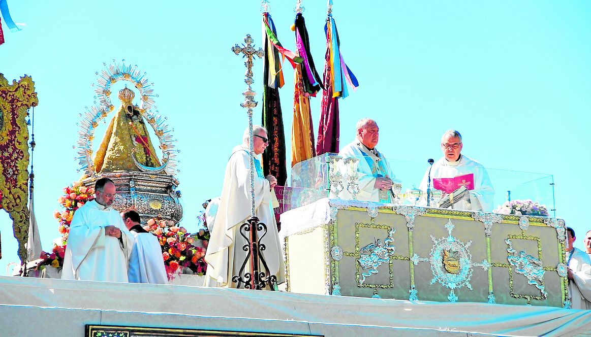 Banderas que ondearon a media asta por el papa y solemne misa | ideal