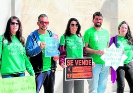 Los cinco interinos han participado en una de las concentraciones que están teniendo lugar en toda Andalucía.