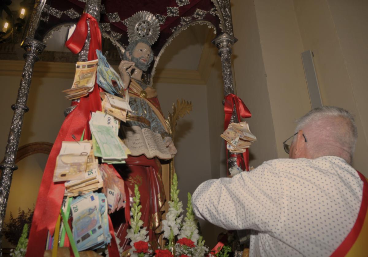 Este pueblo de Granada saca en procesión a un santo envuelto en billetes