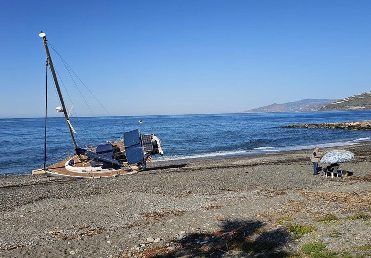 Pone el piloto automático para echar la siesta y encalla su velero en una playa de Granada