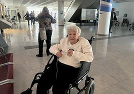 Rosario, de 88 años, ha tenido que bajar por la escalera.