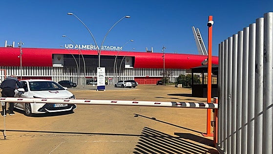 El Almería anuncia la suspensión oficial