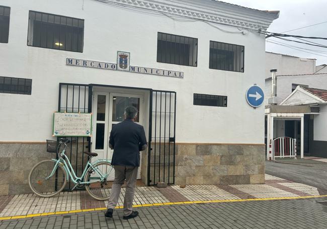 Plaza de abastos. El mercado cuenta con diversos puestos de alimentación.