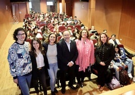 Imagen de familia de los participantes en las jornadas sobre bienestar académico.