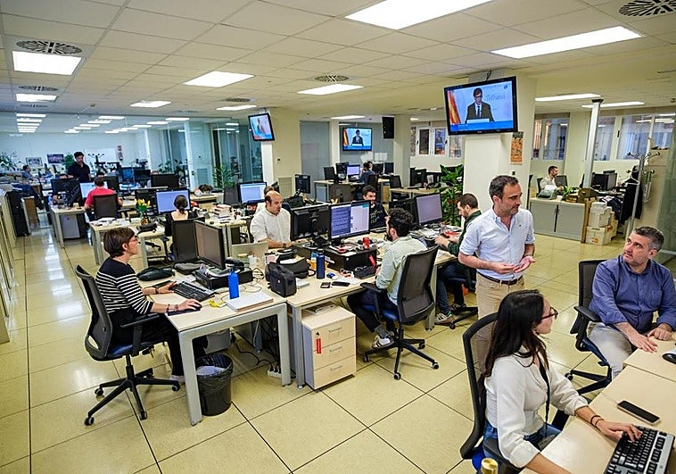 Ambiente en la redacción de IDEAL este lunes de apagón general