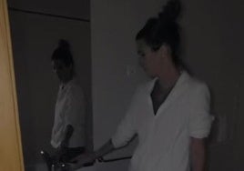 Una sanitaria, completamente a oscuras en el Hospital San Juan de la Cruz de Úbeda.