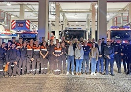 El alcalde y parte de suquipo de Gobierno junto a bomberos, policía y Protección Civil.