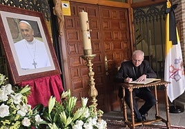 El obispo de Jaén firma en el libro de condolencias por la muerte del papa Francisco.