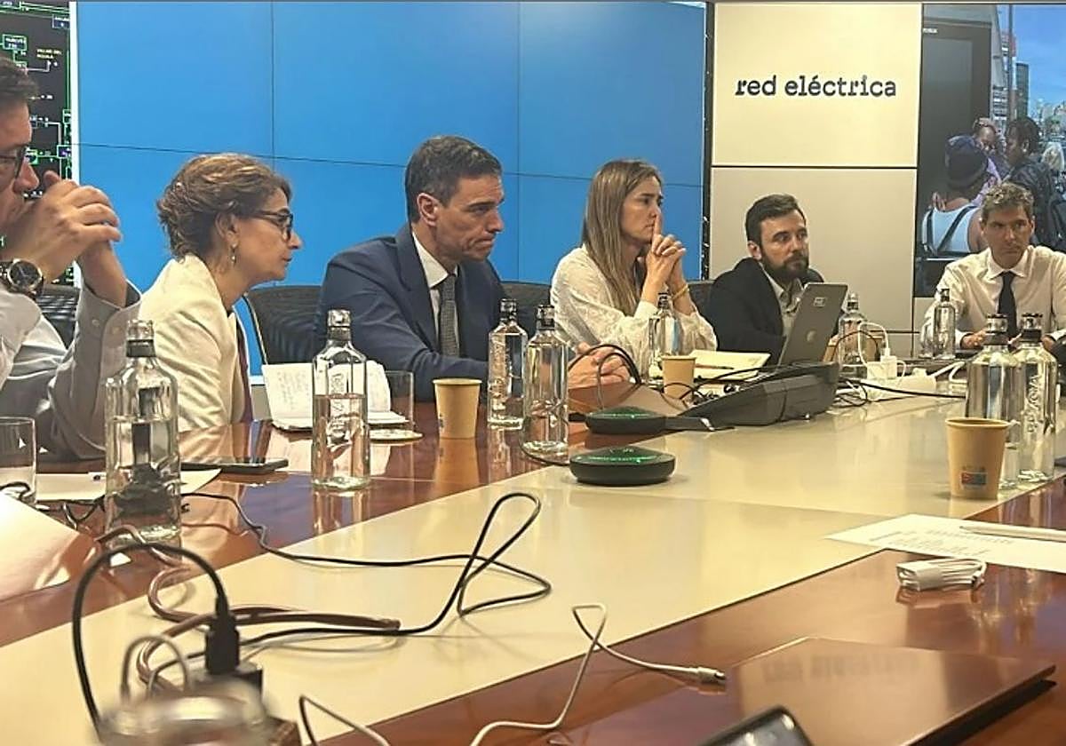 El presidente del Gobierno, Pedro Sánchez esta medianoche en Red Eléctrica de España siguiendo la gestión del gran apagón.