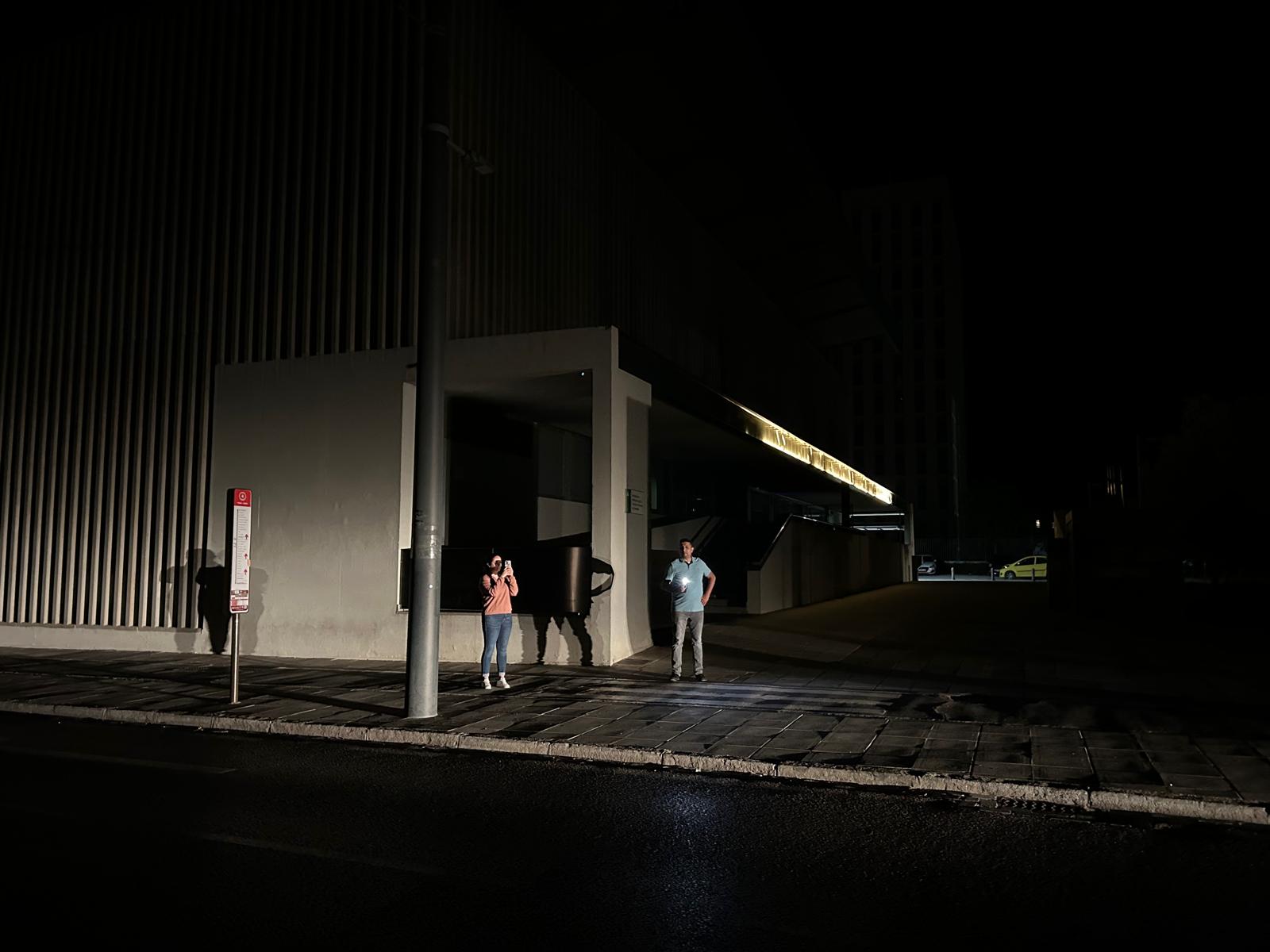 Las insólitas imágenes de una noche a oscuras en Granada