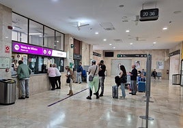 Pasajeros en las inmediaciones de Renfe Jaén, este martes.