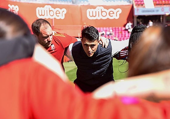 Arturo Ruiz, en mitad de una charla antes de enfrentarse al Barcelona con el Granada femenino.
