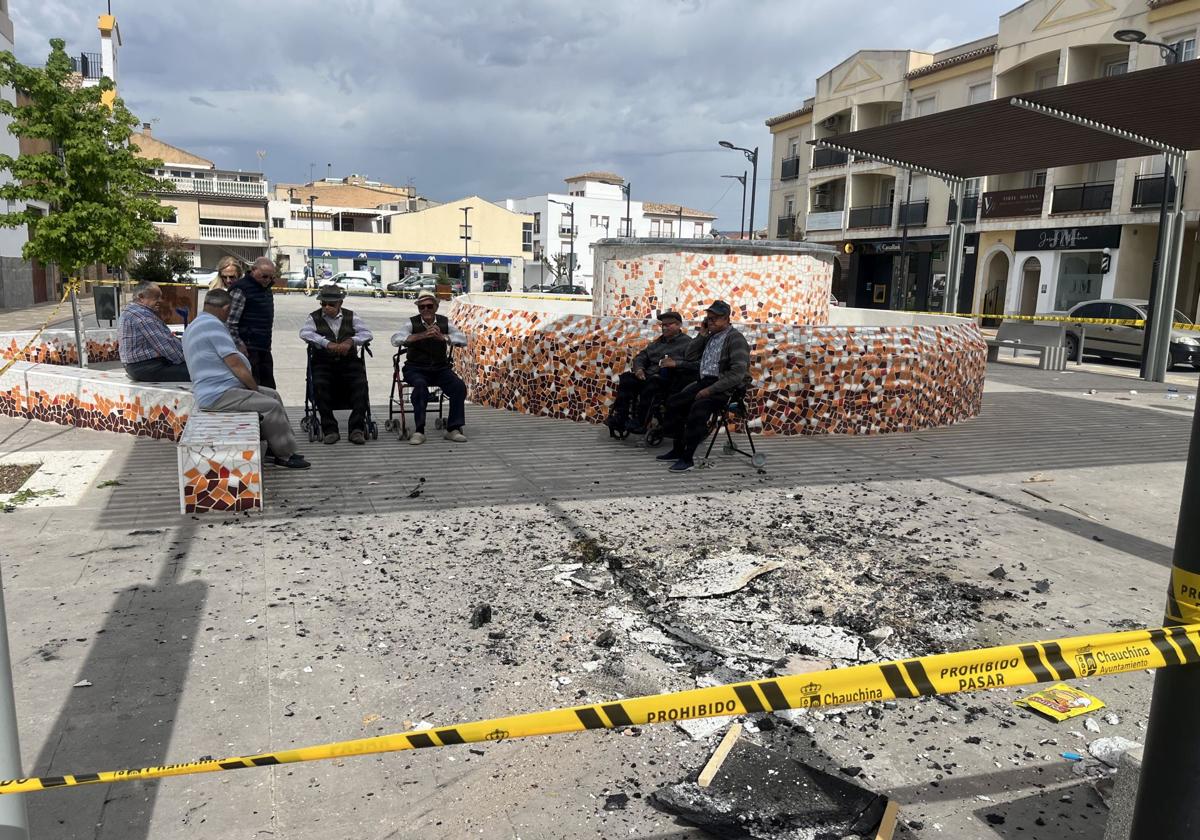Hacen una lumbre en el suelo durante el apagón y provocan una explosión en una plaza de Chauchina