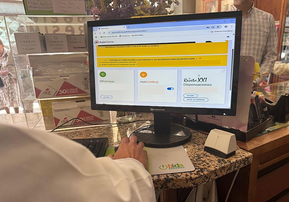 Un farmacéutico consulta el sistema electrónico de dispensación de medicamentos Receta XXI.