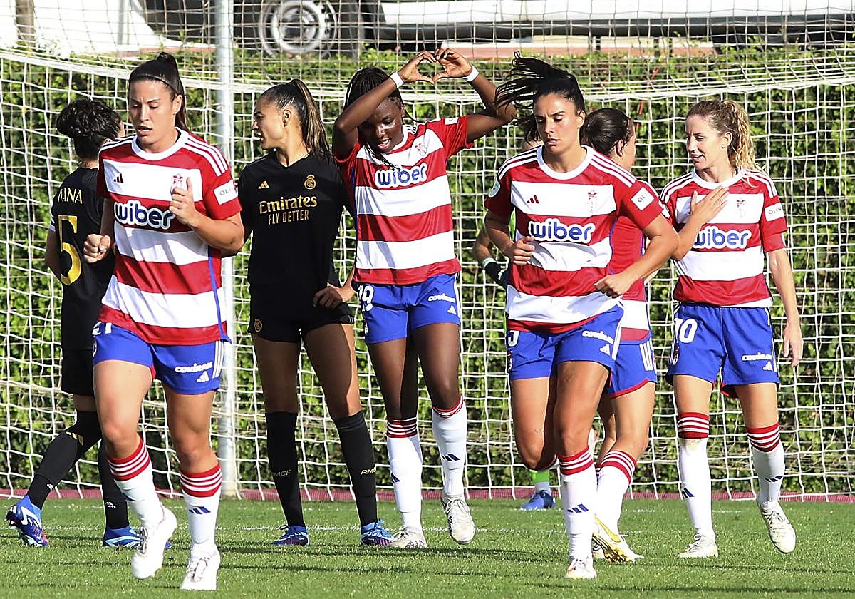 Las futbolistas del Granada festejan un gol ante el Real Madrid la pasada temporada.