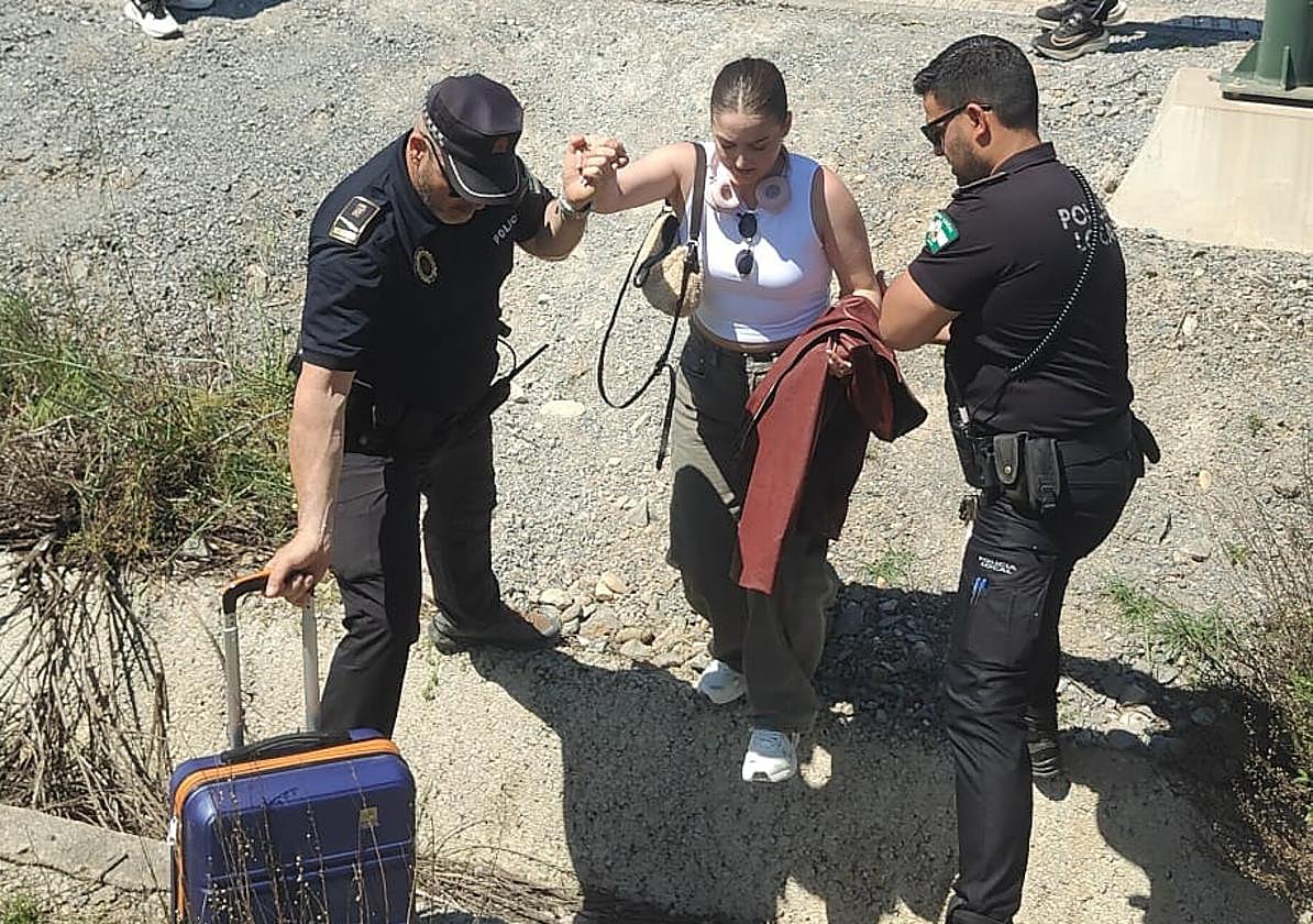La policía y los vecinos de Tocón rescatan a 231 pasajeros del AVE