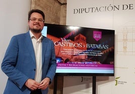 El diputado de Promoción y Turismo Francisco Javier Lozano junto al cartel del programa.